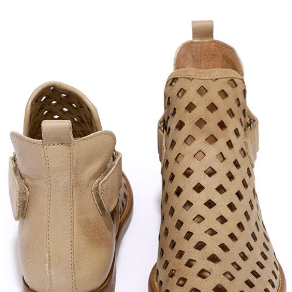 Musse and Cloud Lattice Booties size 40 9.5